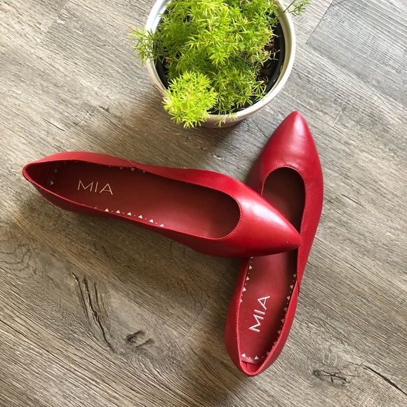 mia red flats